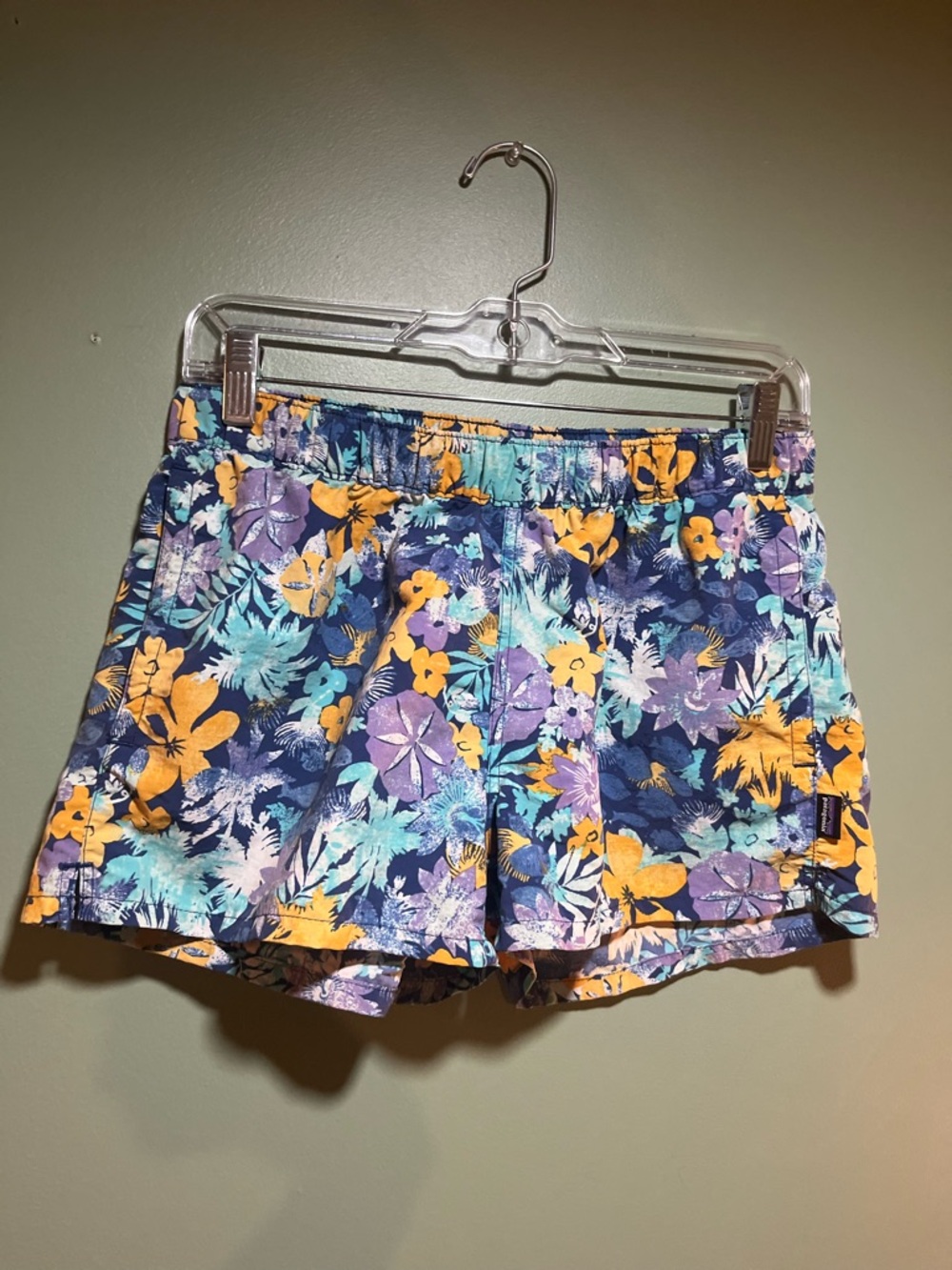Patagonia “Barely Baggies” Women’s shorts medium